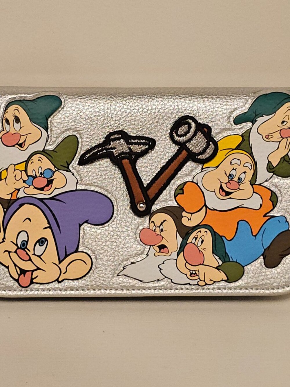 NWT Disney Danielle Nicole Snow White and Seven Dwarves Clutch Hip Purse